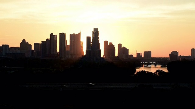 金色的日出在市中心奥斯汀德克萨斯剪影早晨齐尔克公园俱乐部会所俯瞰。视频下载