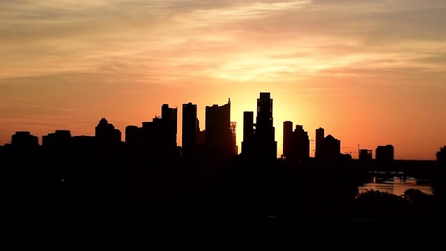 金色的日出在市中心奥斯汀德克萨斯剪影早晨齐尔克公园俱乐部会所俯瞰。视频下载