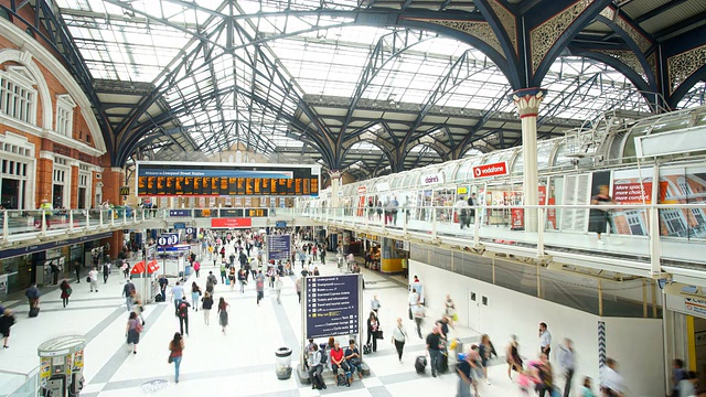 拥挤的火车站，利物浦街，在伦敦，时间流逝视频素材