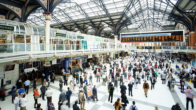 拥挤的火车站，利物浦街，在伦敦，时间流逝视频素材