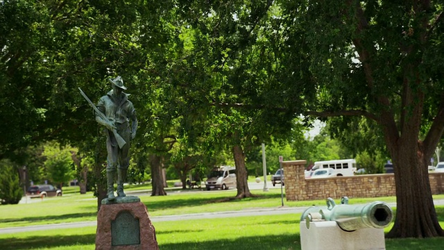 青铜雕像远足者西班牙美国战争纪念碑在城市公园视频素材