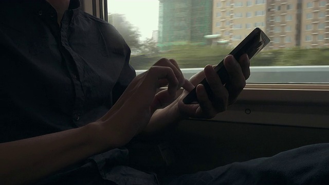 在火车上用智能手机的男人视频素材