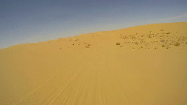 T/L POV汽车行驶在腾格里沙漠/阿拉山，内蒙古，中国。视频素材