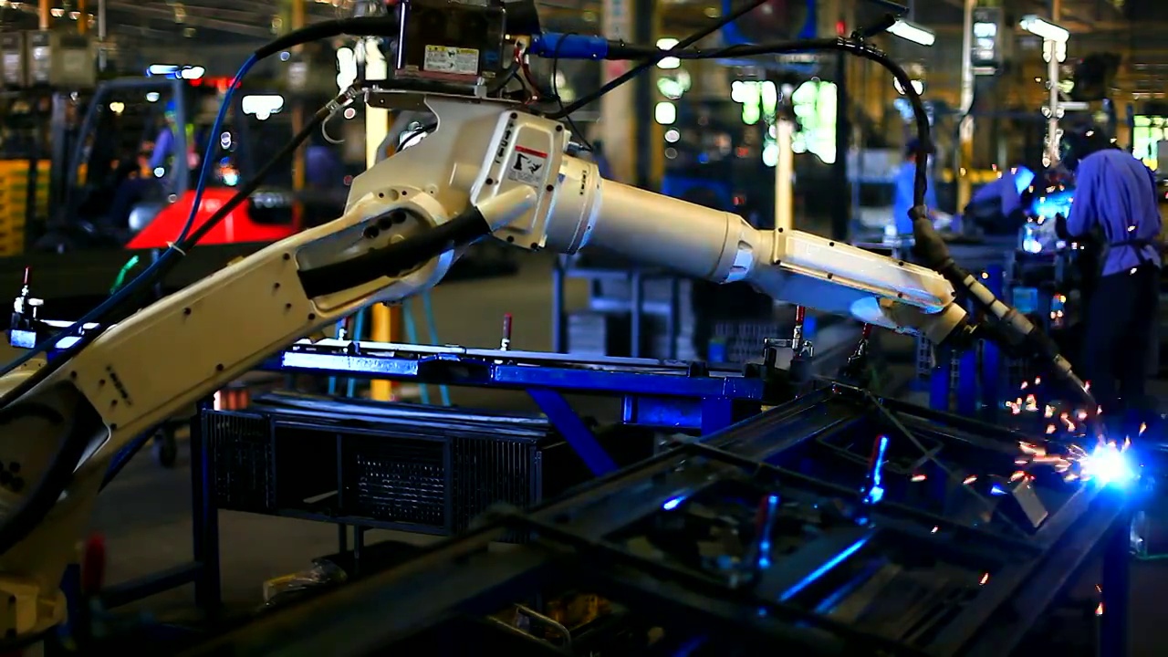 HD:在工厂工作的机器人手臂焊机。视频下载