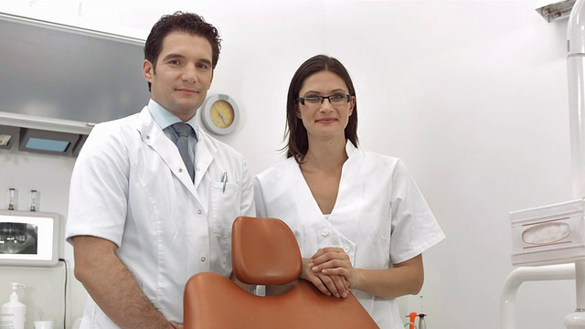 高清多莉:肖像的牙医和牙科助理视频素材