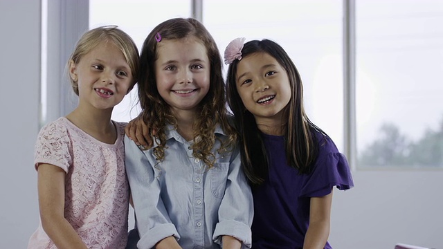 三个快乐的小女孩视频素材