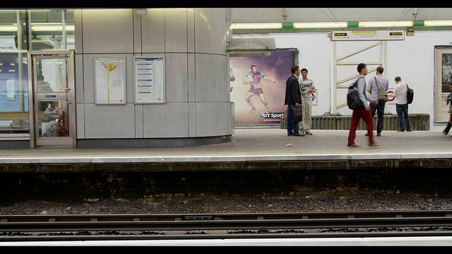伦敦地铁列车离开车站视频下载