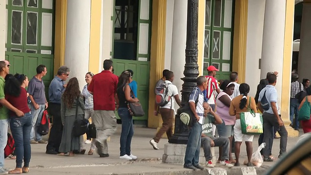 哈瓦那街头古巴行人的合影视频下载