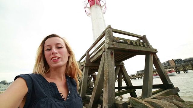 一名年轻女子在诺曼底与灯塔自拍视频下载
