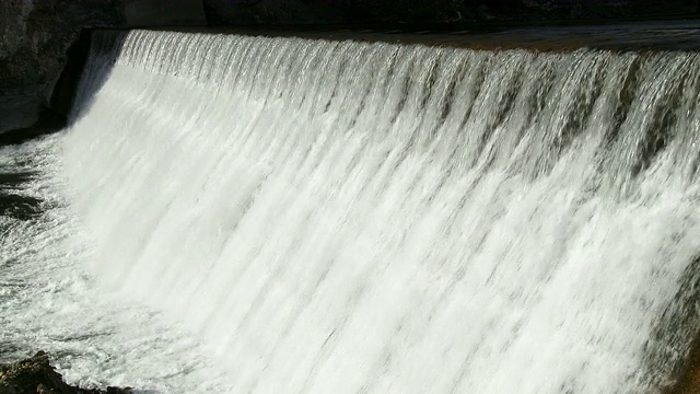斯波坎瀑布流经华盛顿州斯波坎市的中部视频下载