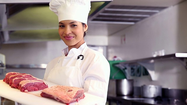 厨师展示一块切好的牛肉视频素材