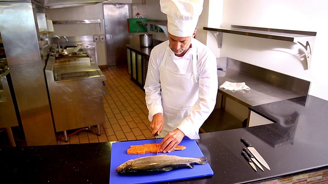 厨师准备鲑鱼片视频素材