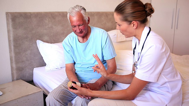 家庭护士向老年病人解释药物视频下载