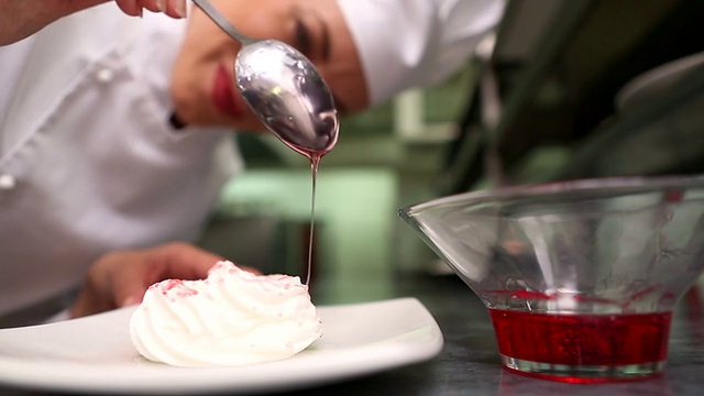 快乐的厨师把糖浆浇在蛋白霜上视频素材