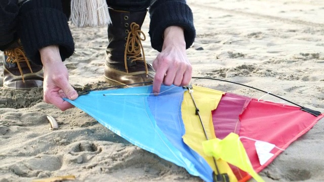 cutu人在海滩上做风筝视频素材