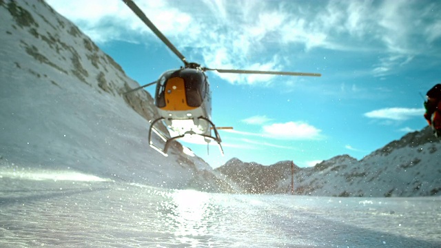 SLO MO LD直升机在结冰的地面上空盘旋视频素材