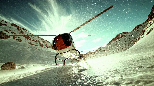 一架SLO MO LD直升机停在冰山顶上视频素材