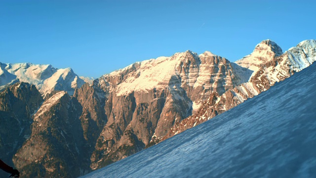 登山运动员正爬上陡峭的雪坡视频下载
