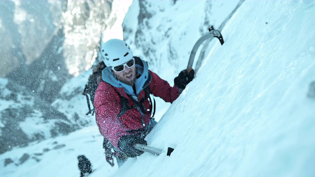 冬季登山者用他的冰斧视频素材