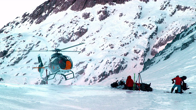 SLO MO直升机在冰山上接探险队视频素材