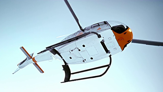 SLO MO TS直升机在空中盘旋视频素材