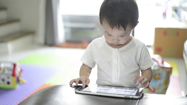 小男孩使用数码平板电脑视频下载