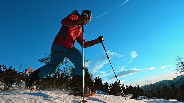 SLO MO TS冬季登山运动员穿着雪鞋行走视频素材