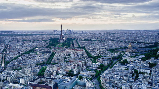 埃菲尔铁塔，城市天际线和拉德芳斯摩天大楼区在远处，巴黎，法国，欧洲-时间流逝视频素材