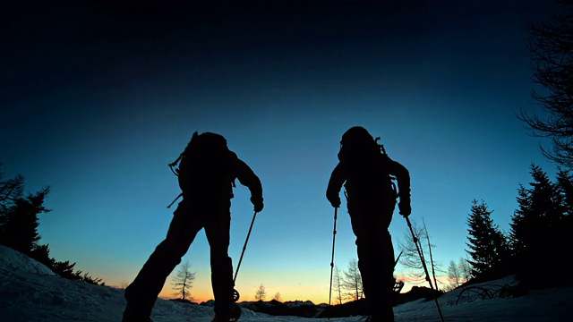 SLO MO LD的剪影雪鞋在山顶夕阳视频素材