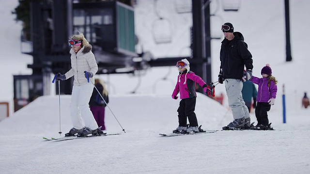 全家去滑雪胜地滑雪视频下载