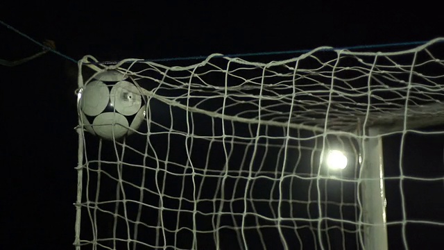 超级慢镜头，足球/足球进球入网视频素材