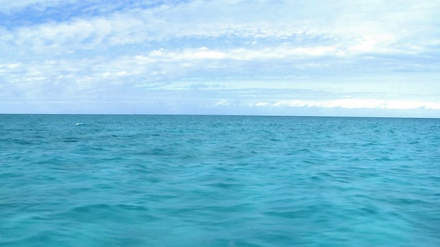 湛蓝的热带海洋和多云的天空从移动的船视频下载