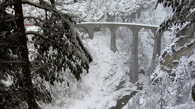 阿尔布拉铁路上的冬天。火车在著名的Landwasser高架桥上视频素材