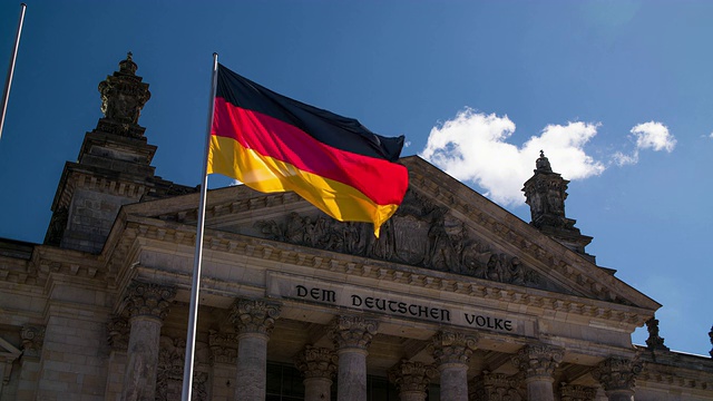 德国国旗前的国会大厦，柏林视频素材