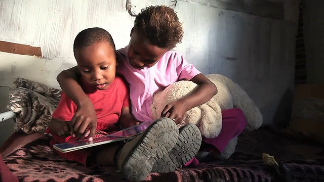乡的孩子阅读视频素材