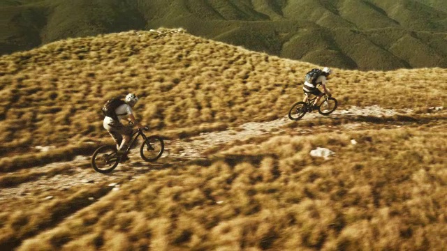 空中拍摄的山地自行车骑在高原顶部视频下载