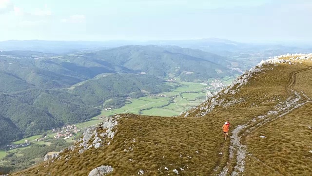 一对情侣在山脊上跑步的天线视频素材