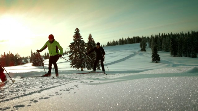 SLO MO家庭在越野滑雪轨道上享受视频素材