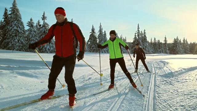 TS SLO MO一家在越野赛道上滑雪视频素材
