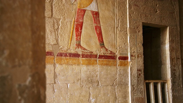 埃及哈特谢普苏特神庙阿努比斯的古代浮雕视频下载