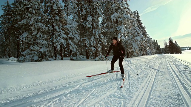 TS SLO MO女子在越野赛道上滑雪视频素材