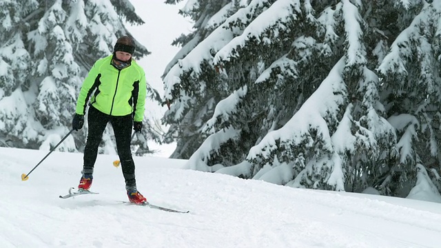 越野滑雪道上的女人视频素材