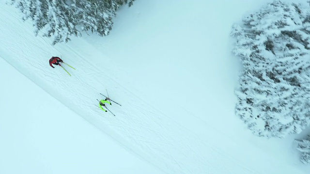 男子和女子在越野滑雪跑道上的空中表演视频素材
