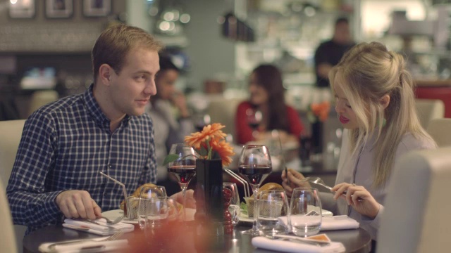 屠女士年轻夫妇在餐厅喝酒视频素材