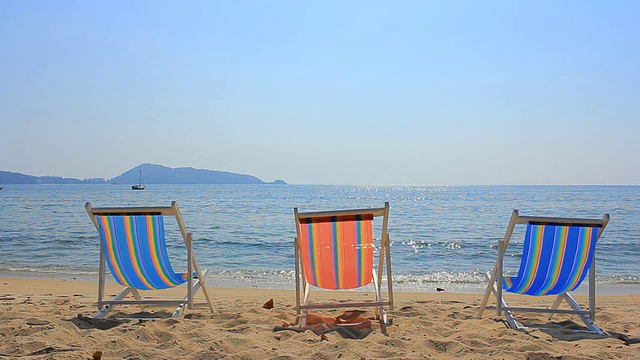 HD多莉:沙滩上的太阳椅视频素材