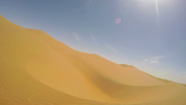 腾格里沙漠/阿拉山地区汽车行驶的WS POV视角视频素材