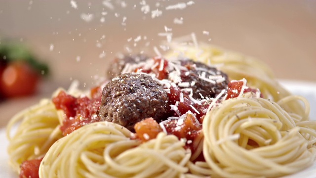 把帕尔马干酪洒在意大利面和肉丸上视频下载