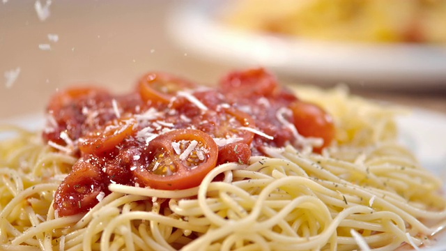 SLO MO在意大利面上洒上帕尔马干酪和番茄酱视频下载
