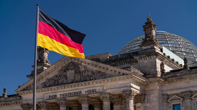 德国国会大厦前德国国旗的超级慢镜头视频素材