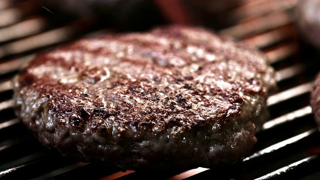 SLO MO LD牛肉汉堡在烤架上咝咝作响视频下载